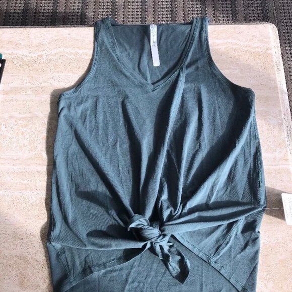 NWT Lululemon Knot a problem tank 6 - Picture 3 of 4